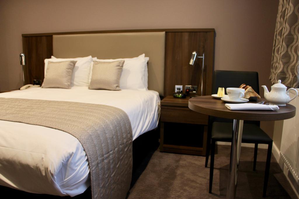 Best Western Ship Hotel Weybridge Buitenkant foto