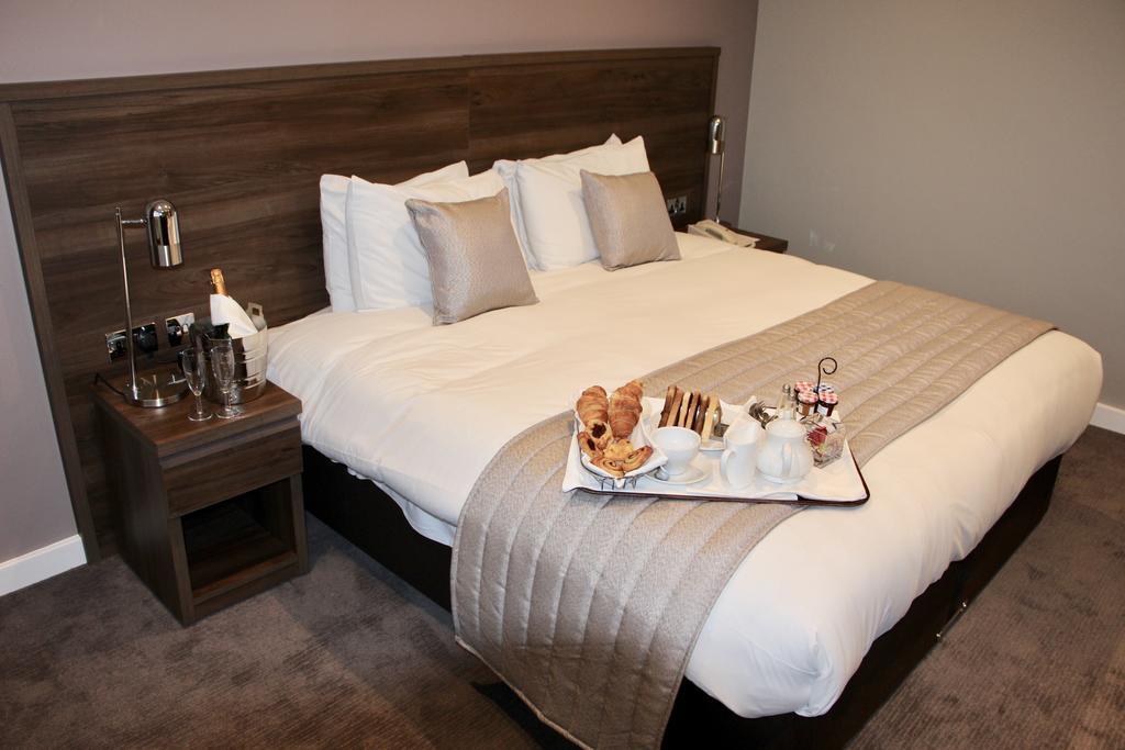 Best Western Ship Hotel Weybridge Buitenkant foto