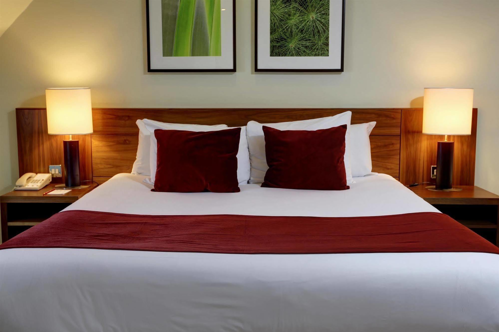 Best Western Ship Hotel Weybridge Buitenkant foto