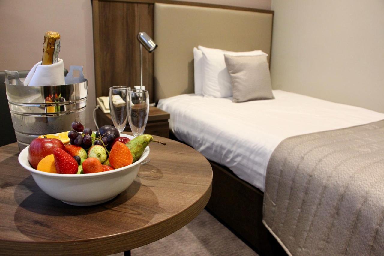 Best Western Ship Hotel Weybridge Buitenkant foto